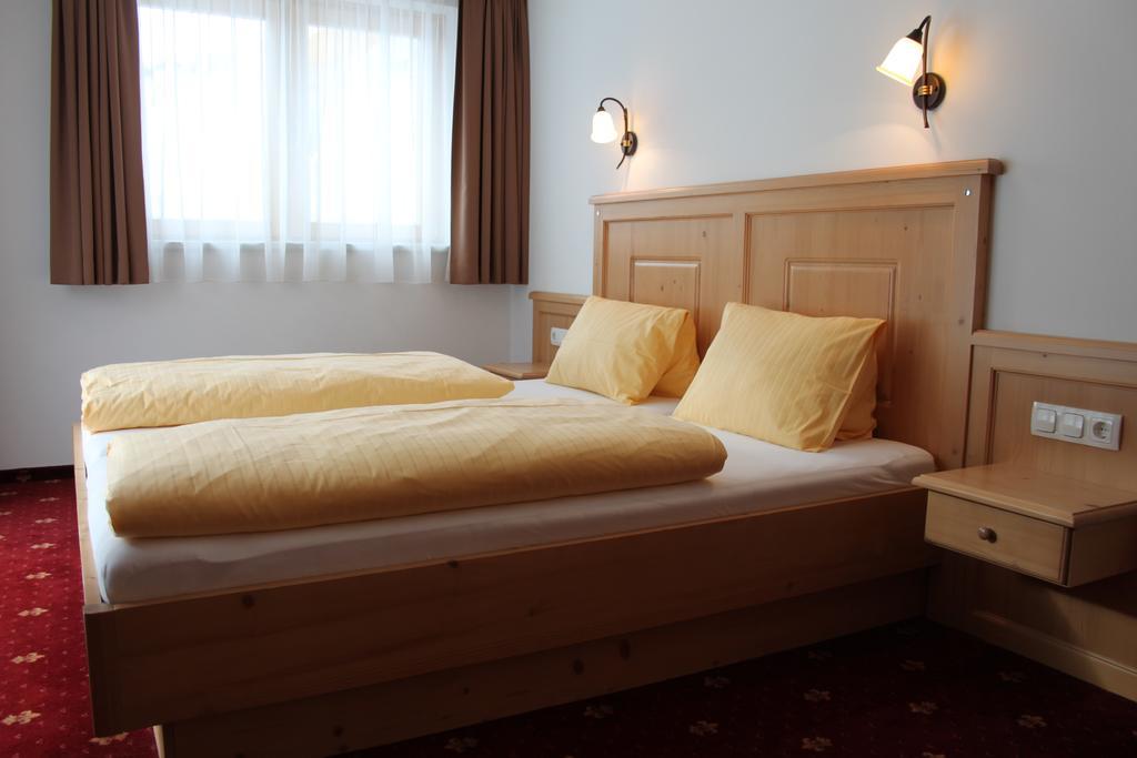 Hotel Garni Dorfblick Sankt Anton am Arlberg Habitación foto